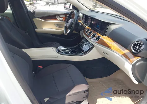 2017 Mercedes-Benz E 300 4Matic z USA, uszkodzony, nr VIN WDDZF4KB6HA121543